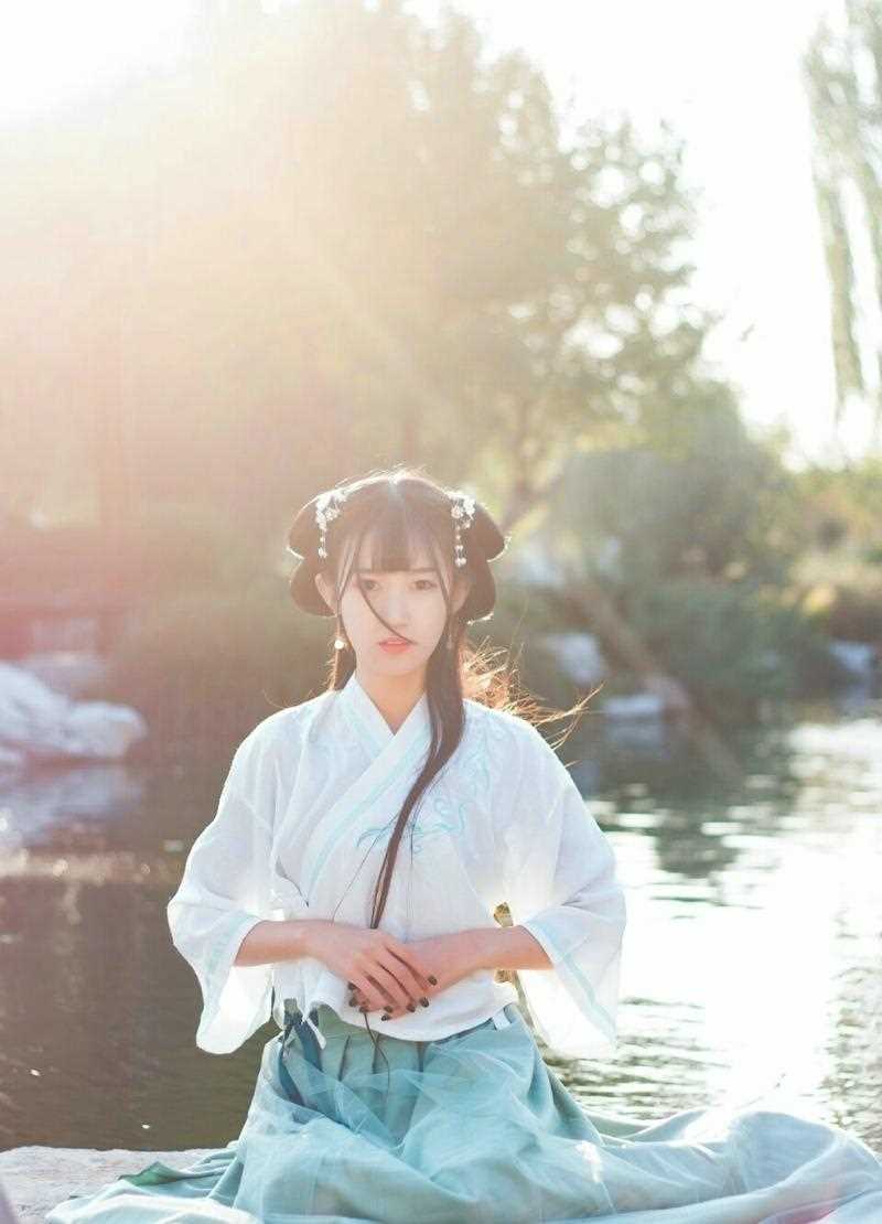 精选清澈湖边丸子头古装美少女友雅清新艺术照图册
