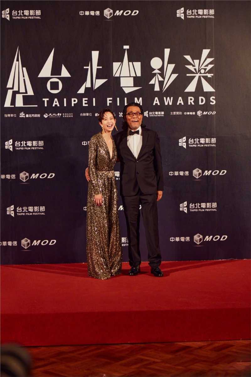 精选张钧甯深V真空蛇纹连体衣性感英气时尚图片图册