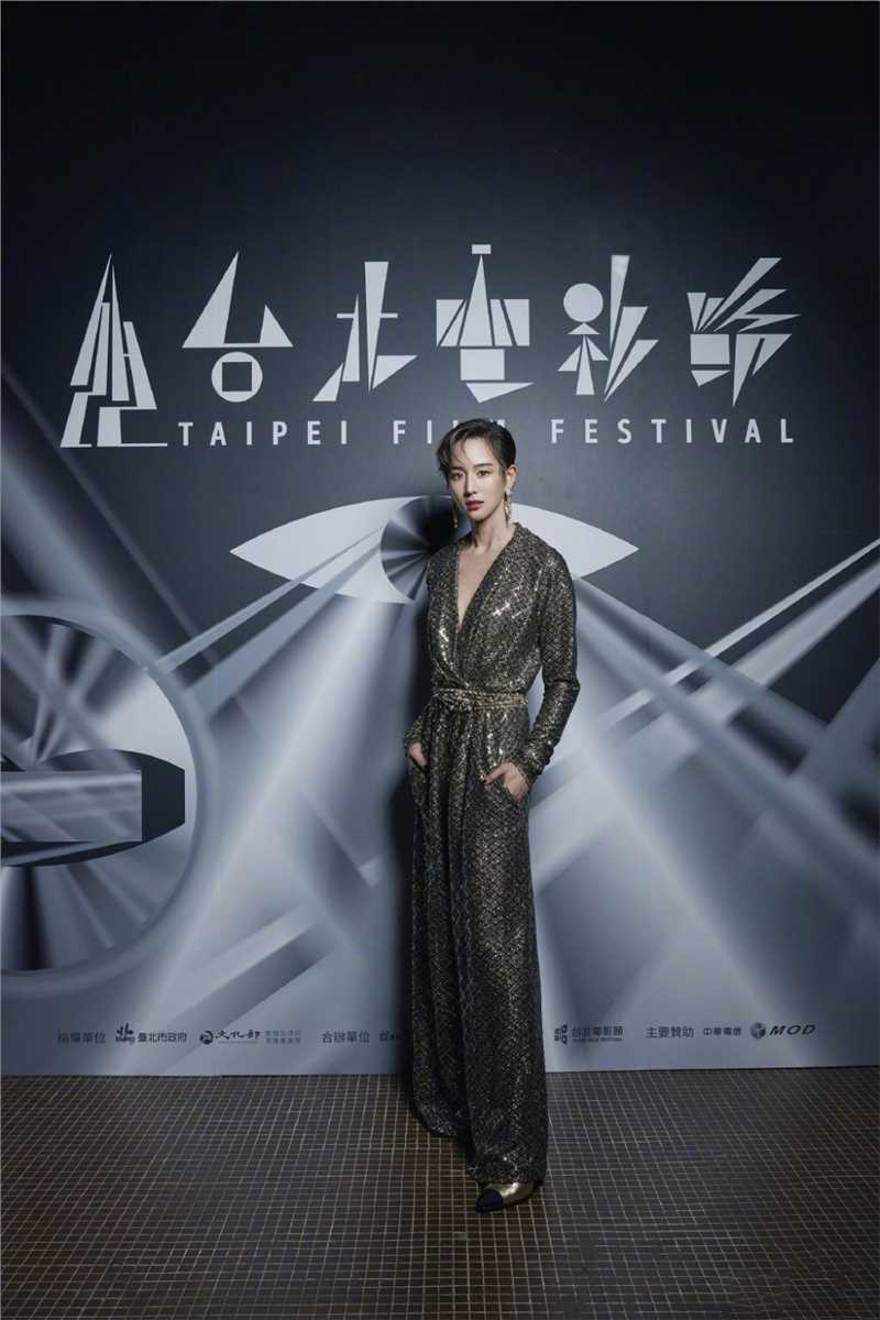 精选张钧甯深V真空蛇纹连体衣性感英气时尚图片图册