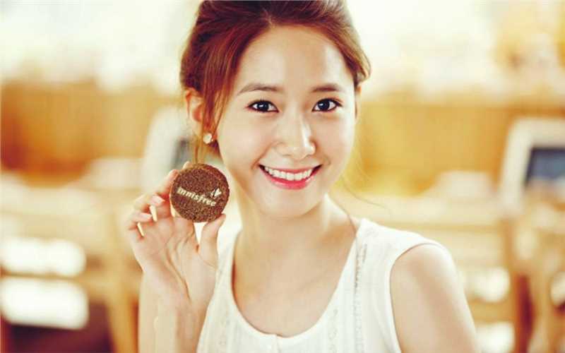 精选林允儿吹弹可破的嫩滑脸蛋清纯美颜图片图册