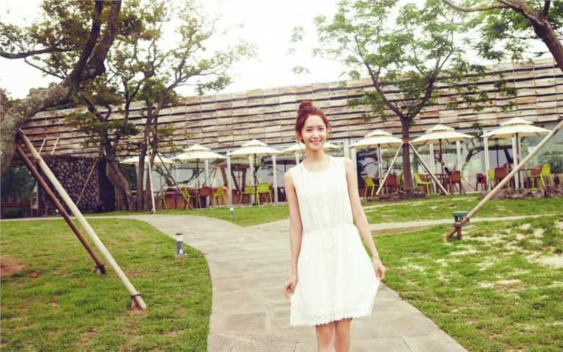 精选林允儿吹弹可破的嫩滑脸蛋清纯美颜图片图册