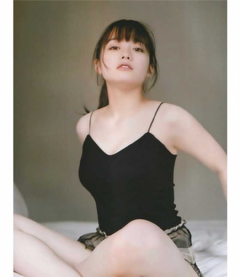 精选日本美女桥本环奈20岁性感吊带集图册