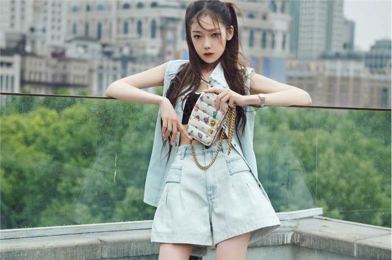 最新希林娜依高双马尾又甜又酷牛仔马甲时尚图集