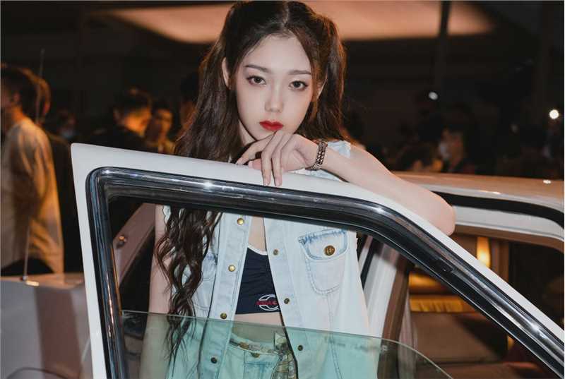 最新希林娜依高双马尾又甜又酷牛仔马甲时尚图集