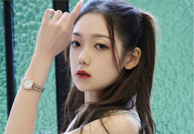 最新希林娜依高双马尾又甜又酷牛仔马甲时尚图集