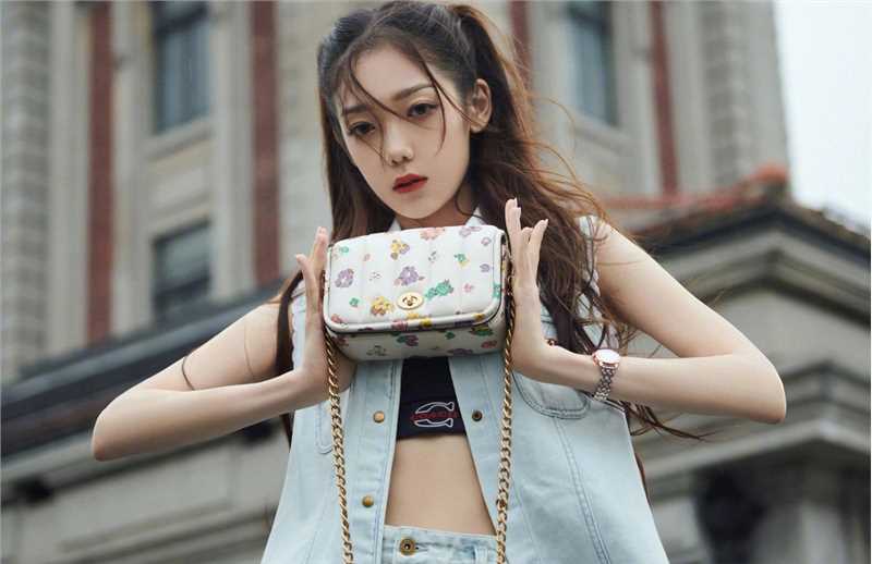 最新希林娜依高双马尾又甜又酷牛仔马甲时尚图集