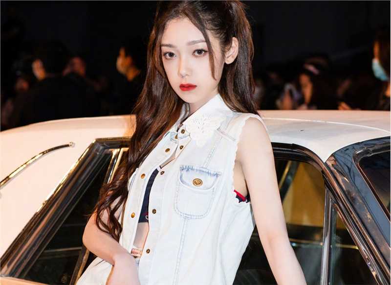 最新希林娜依高双马尾又甜又酷牛仔马甲时尚图集