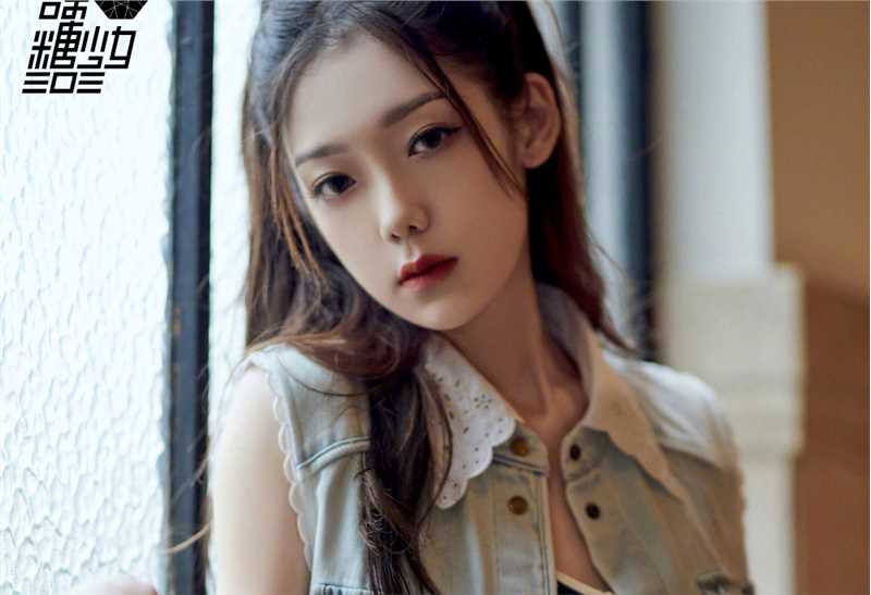 最新希林娜依高双马尾又甜又酷牛仔马甲时尚图集