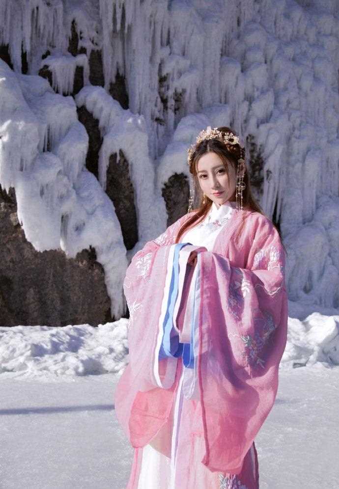 精选冰天雪地下的古装美女唯美意境艺术图册