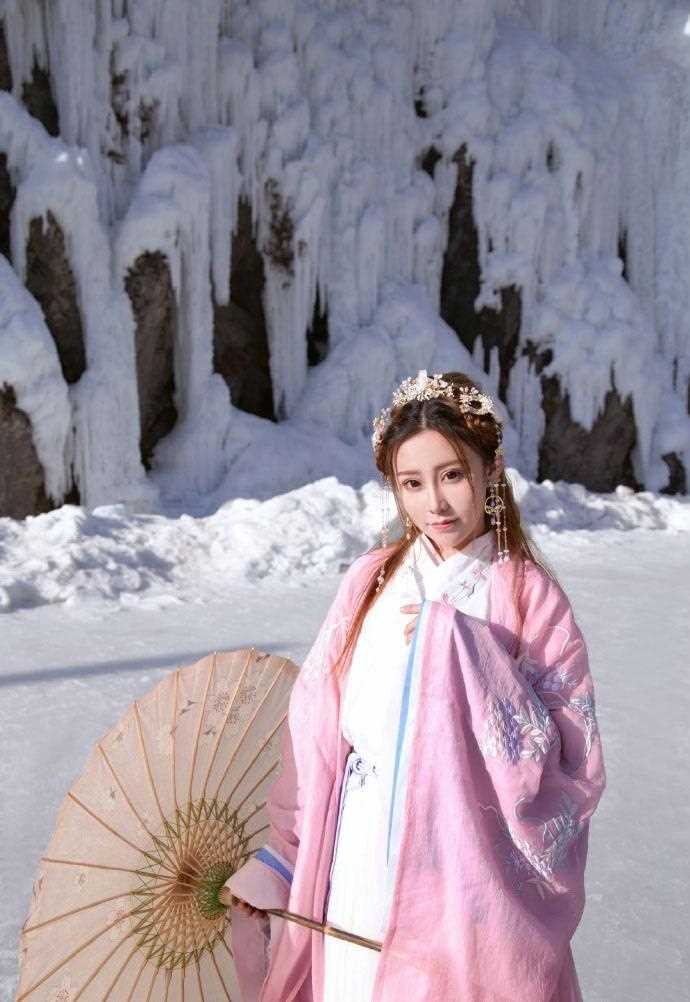 精选冰天雪地下的古装美女唯美意境艺术图册