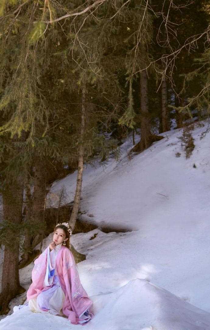 精选冰天雪地下的古装美女唯美意境艺术图册