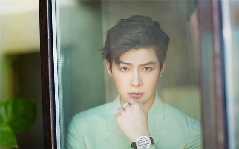 张铭恩西装型男儒雅干净时尚大片