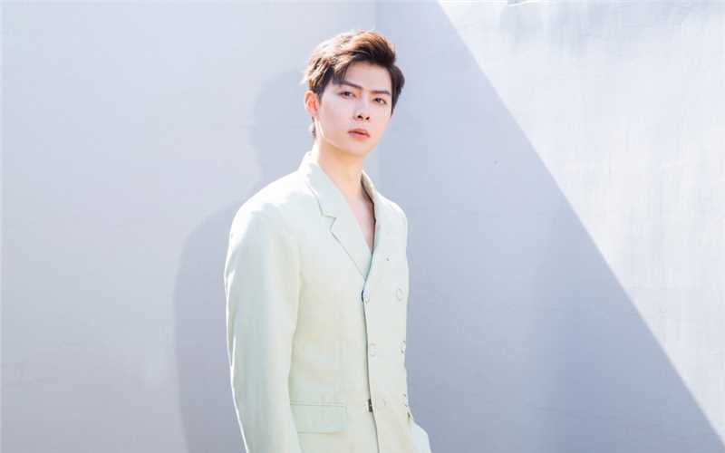 张铭恩西装型男儒雅干净时尚大片