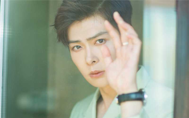 张铭恩西装型男儒雅干净时尚大片