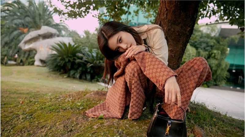 特别专辑宋妍霏cc粉色挂耳染白衬衫痞气美女时尚图片图片