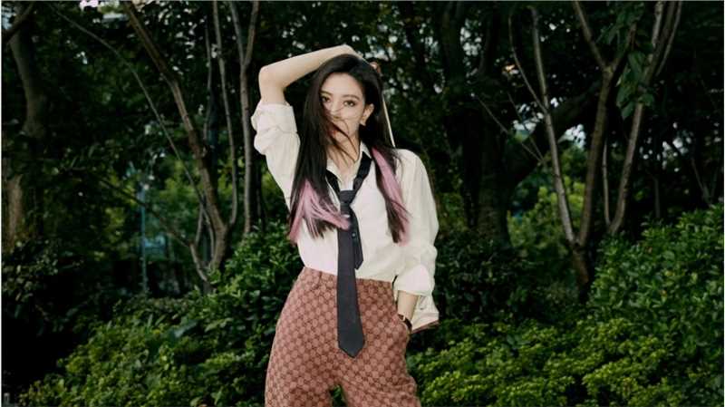 特别专辑宋妍霏cc粉色挂耳染白衬衫痞气美女时尚图片图片