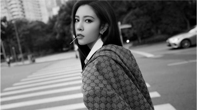 特别专辑宋妍霏cc粉色挂耳染白衬衫痞气美女时尚图片图片