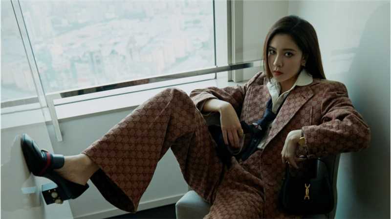 特别专辑宋妍霏cc粉色挂耳染白衬衫痞气美女时尚图片图片