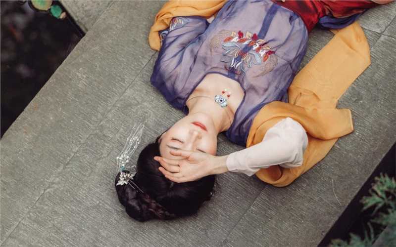 优质恬静的红衣古装小美女眉心红点温婉艺术照相册