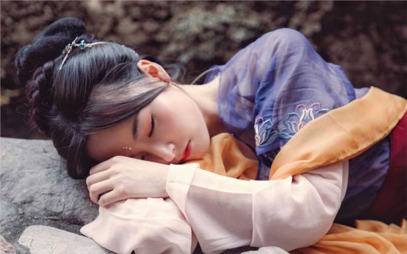 优质恬静的红衣古装小美女眉心红点温婉艺术照相册