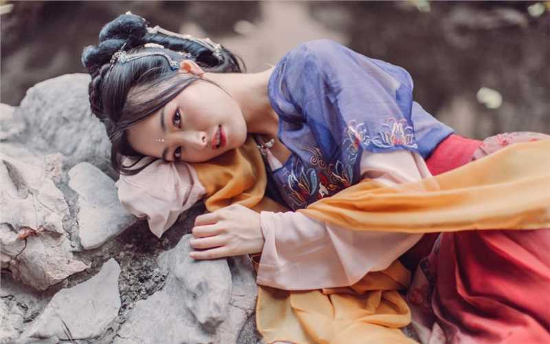 优质恬静的红衣古装小美女眉心红点温婉艺术照相册