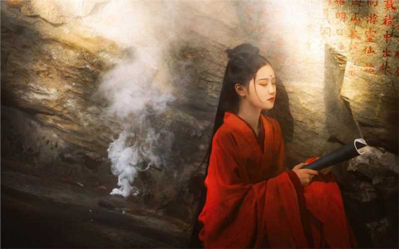 优质恬静的红衣古装小美女眉心红点温婉艺术照相册