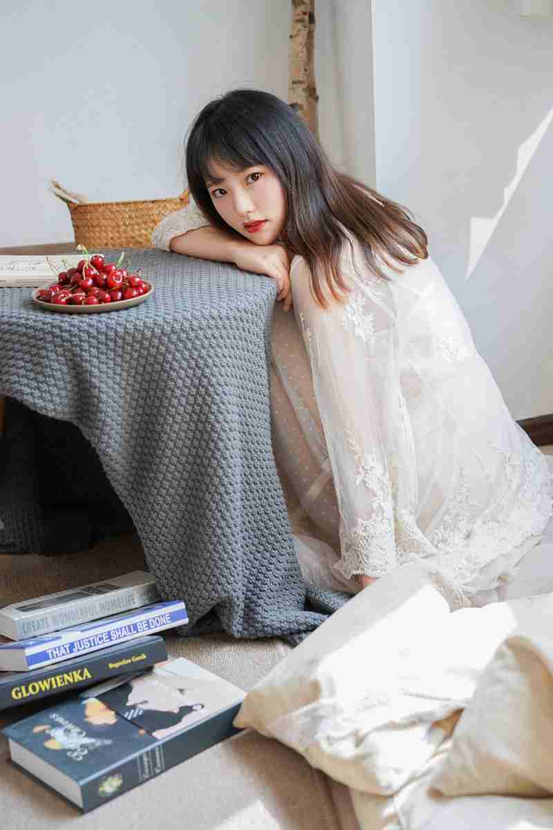 优质英国演员艾米莉亚·克拉克杂志封面性感图片相册