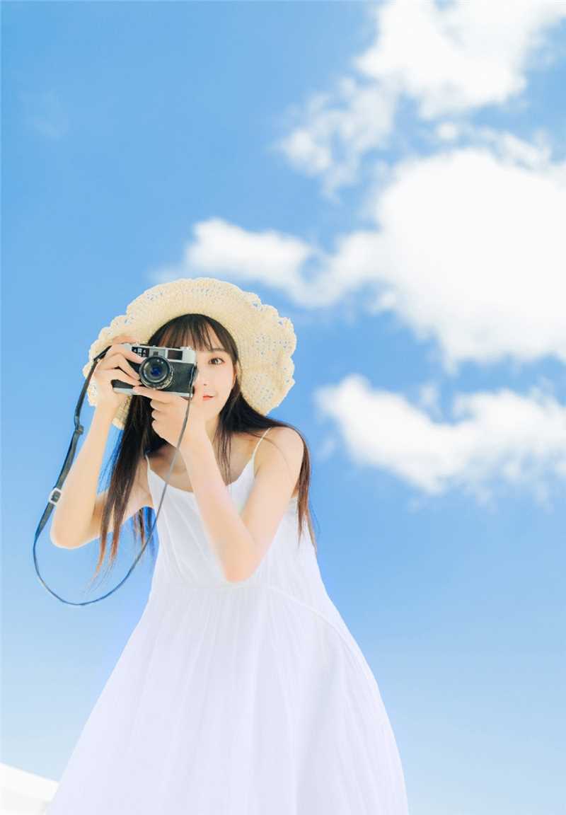 最新蓝天白云下的清纯草帽mm吊带长裙文艺图集