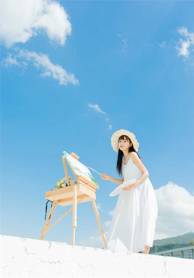 最新蓝天白云下的清纯草帽mm吊带长裙文艺图集