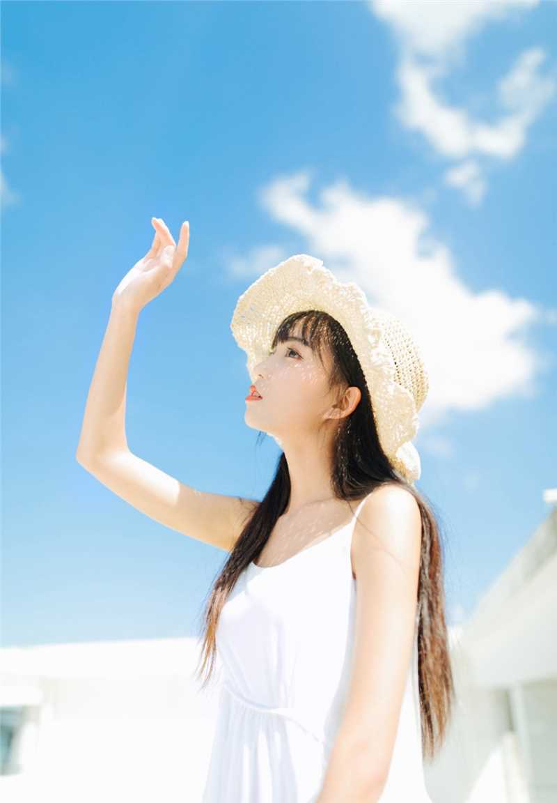 最新蓝天白云下的清纯草帽mm吊带长裙文艺图集