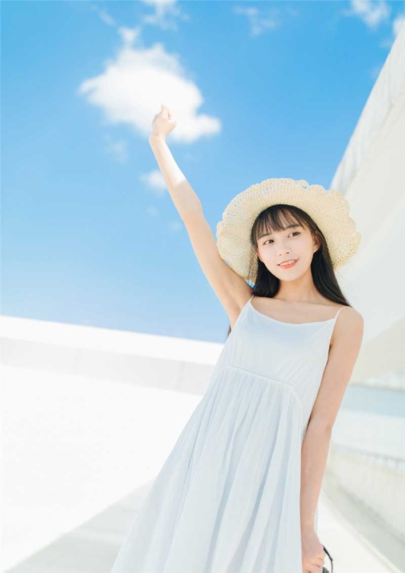 最新蓝天白云下的清纯草帽mm吊带长裙文艺图集