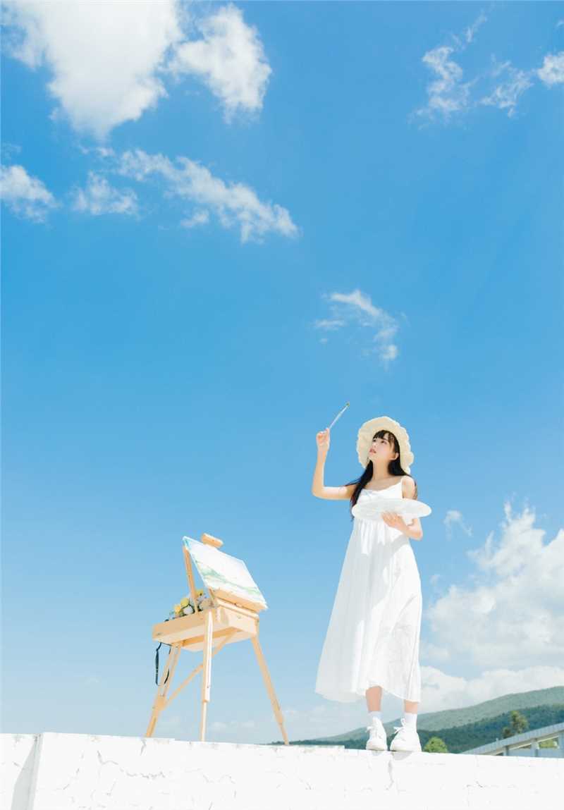 最新蓝天白云下的清纯草帽mm吊带长裙文艺图集