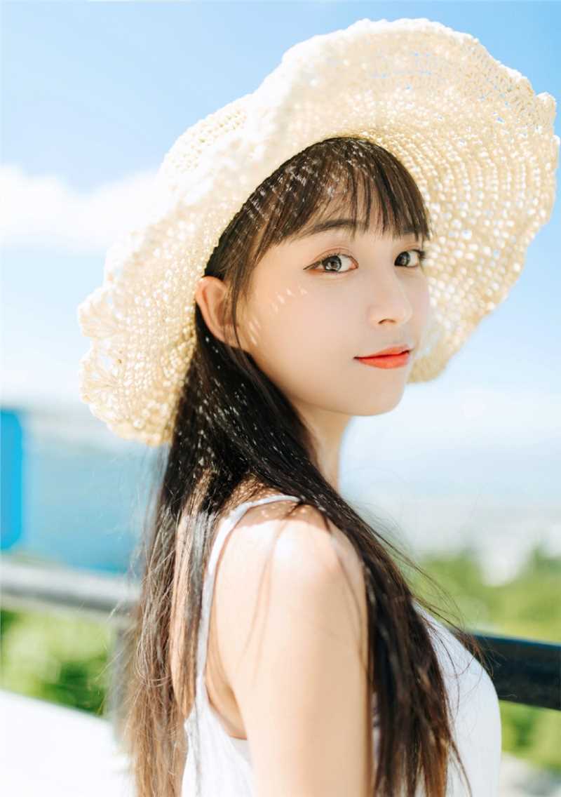 最新蓝天白云下的清纯草帽mm吊带长裙文艺图集