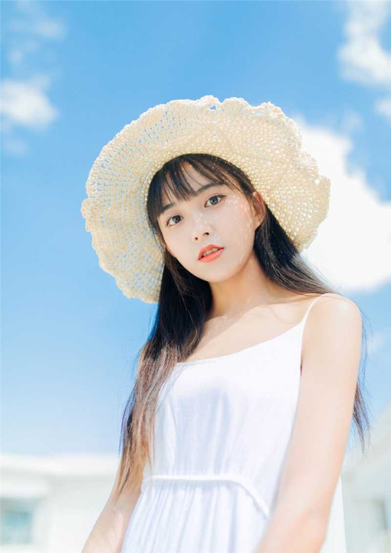 最新蓝天白云下的清纯草帽mm吊带长裙文艺图集