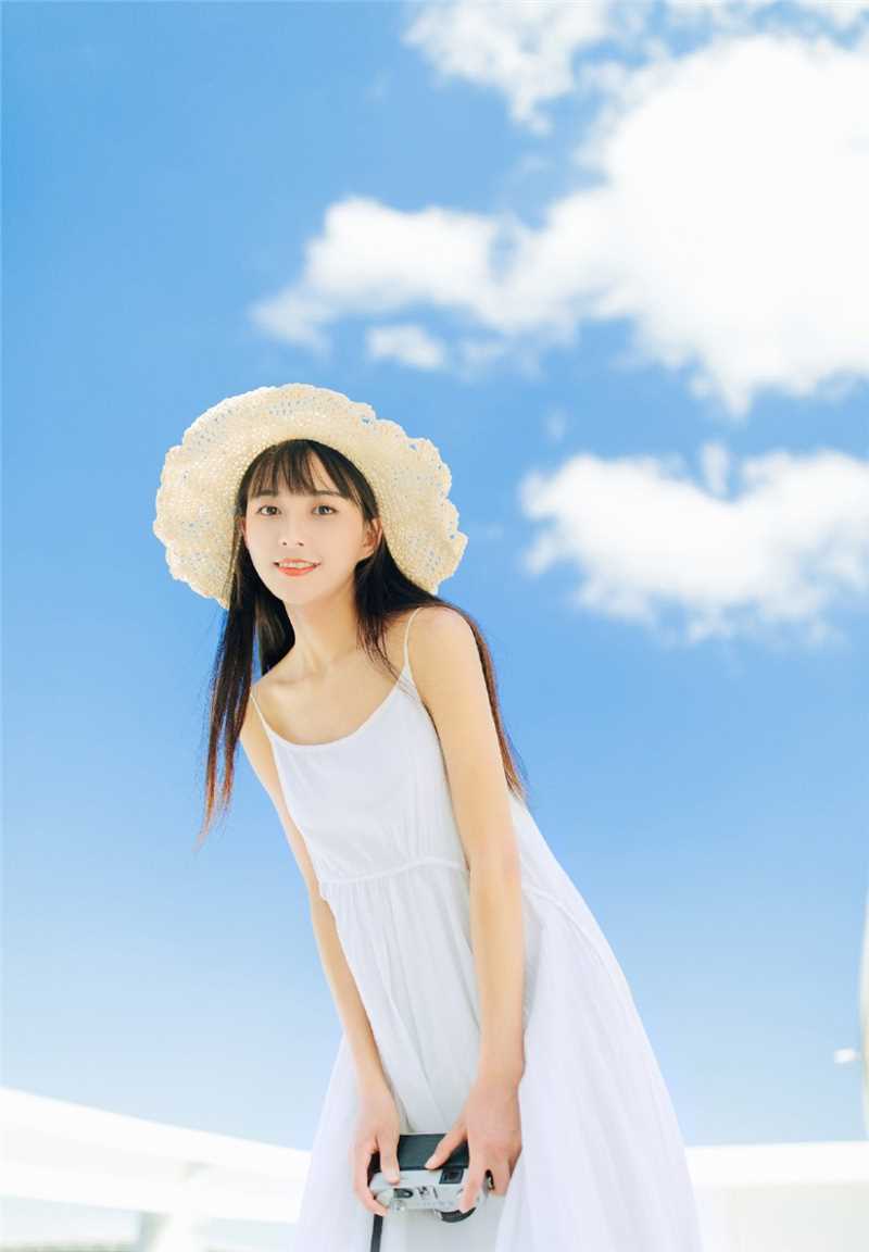 最新蓝天白云下的清纯草帽mm吊带长裙文艺图集