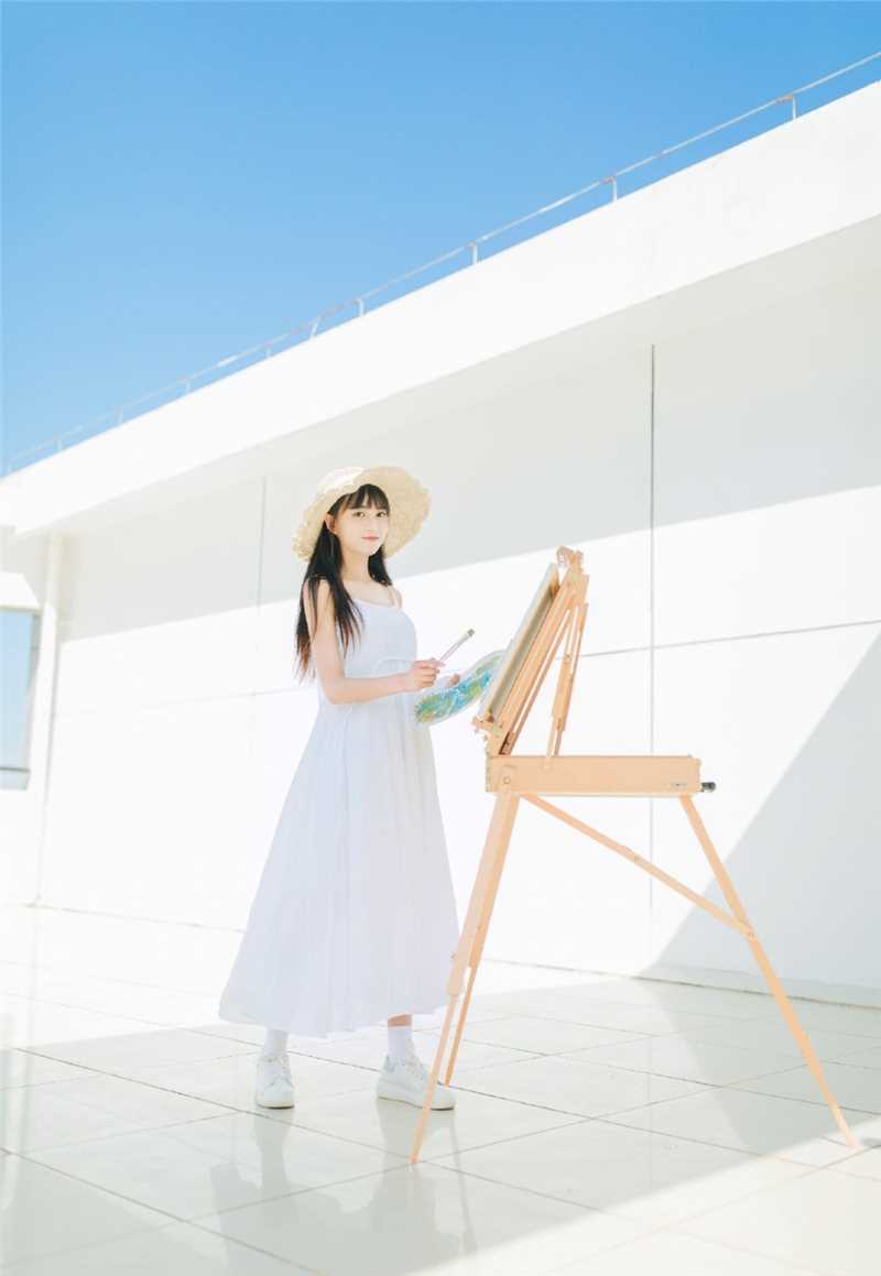 最新蓝天白云下的清纯草帽mm吊带长裙文艺图集