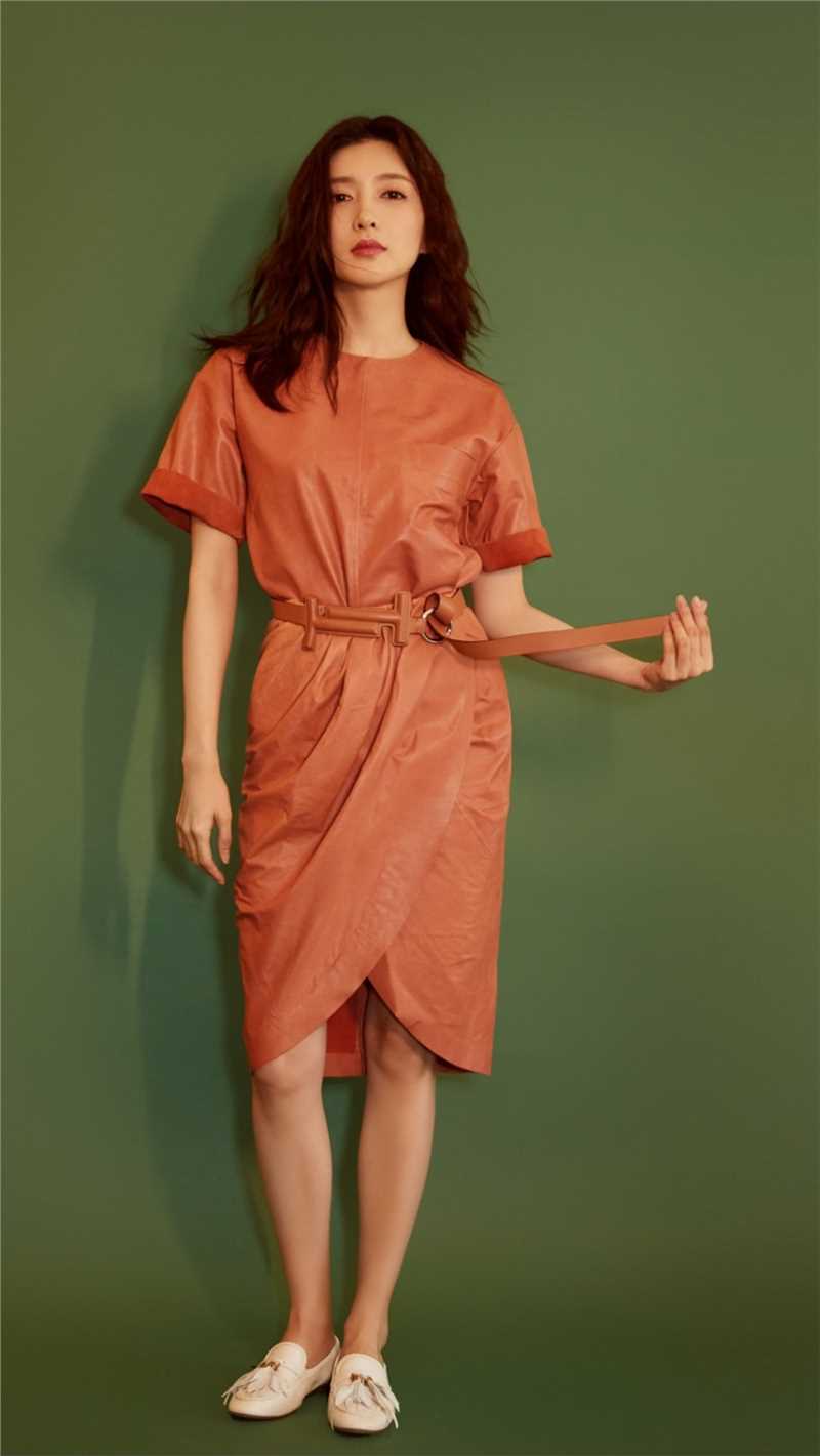 特别专辑江疏影发丝微动温柔皮质短裙时尚代言图片图片