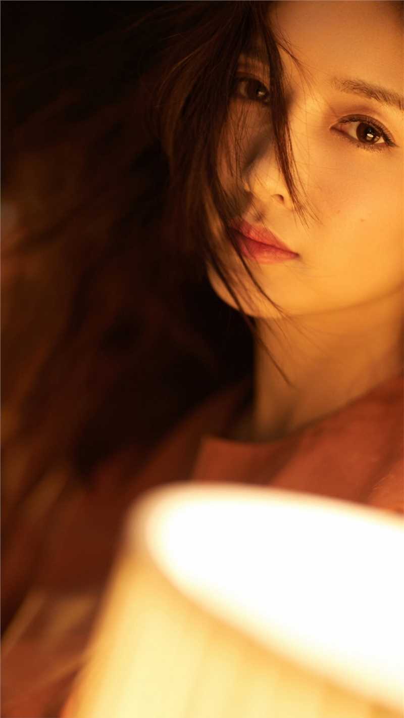 特别专辑江疏影发丝微动温柔皮质短裙时尚代言图片图片