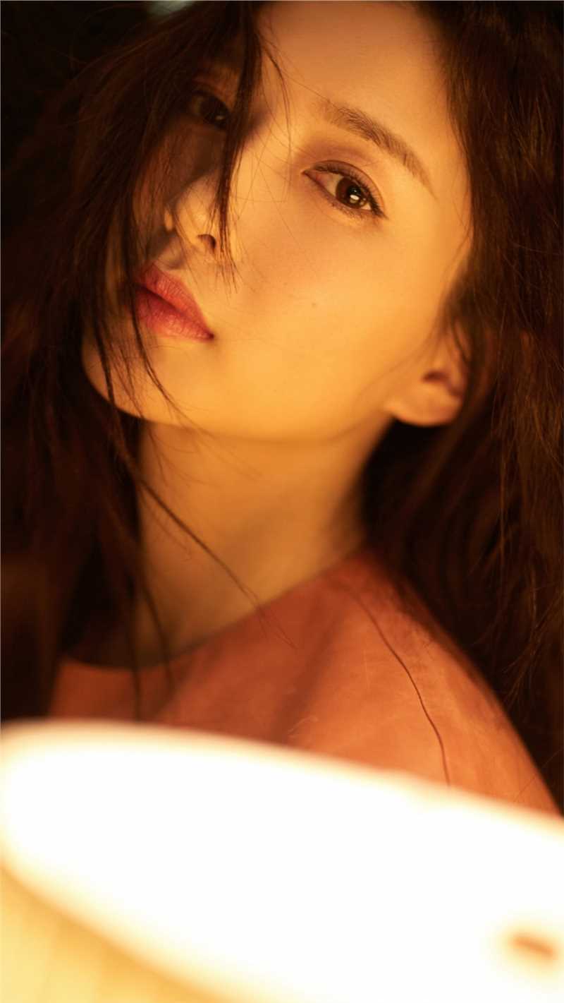 特别专辑江疏影发丝微动温柔皮质短裙时尚代言图片图片