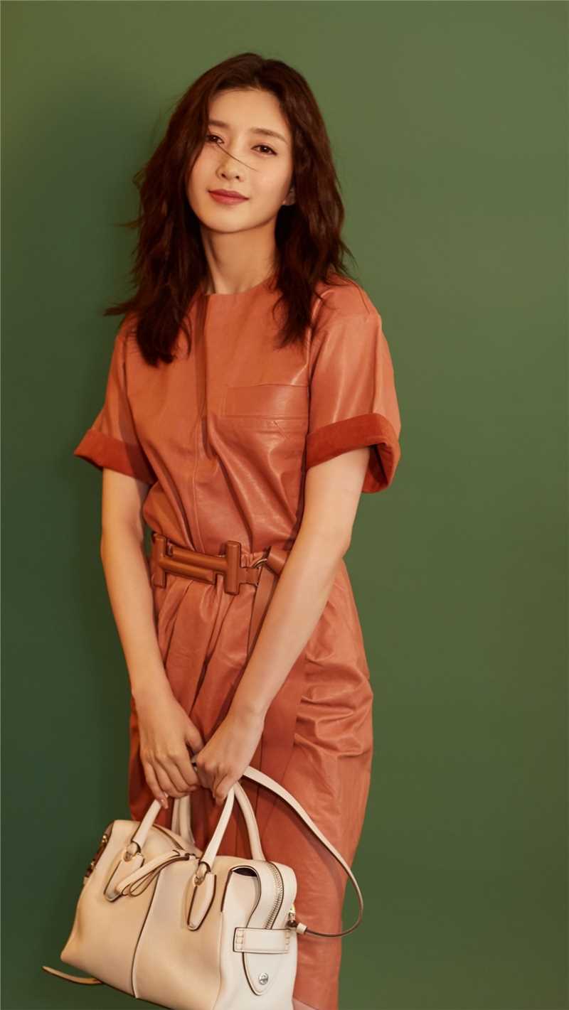 特别专辑江疏影发丝微动温柔皮质短裙时尚代言图片图片