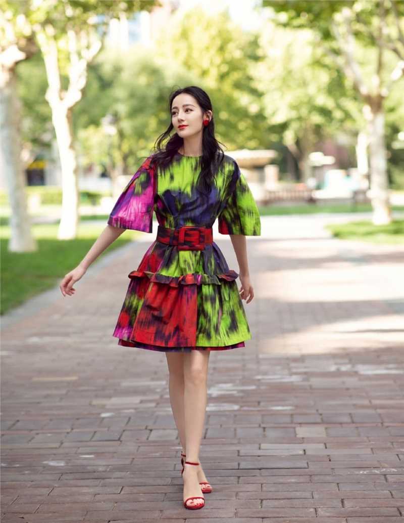 高清迪丽热巴色彩缤纷连衣裙户外时尚街拍图集