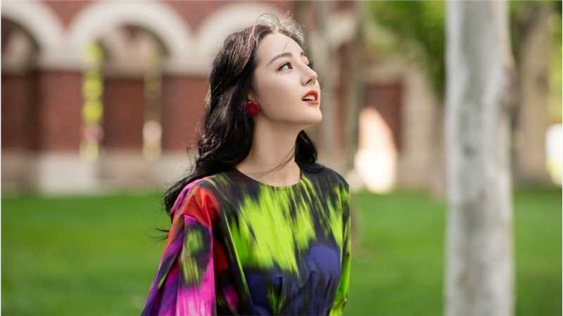 高清迪丽热巴色彩缤纷连衣裙户外时尚街拍图集