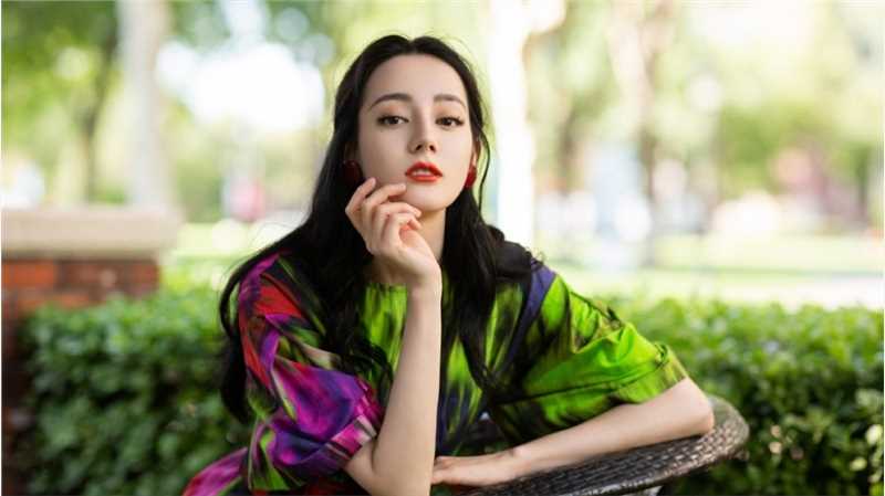 高清迪丽热巴色彩缤纷连衣裙户外时尚街拍图集