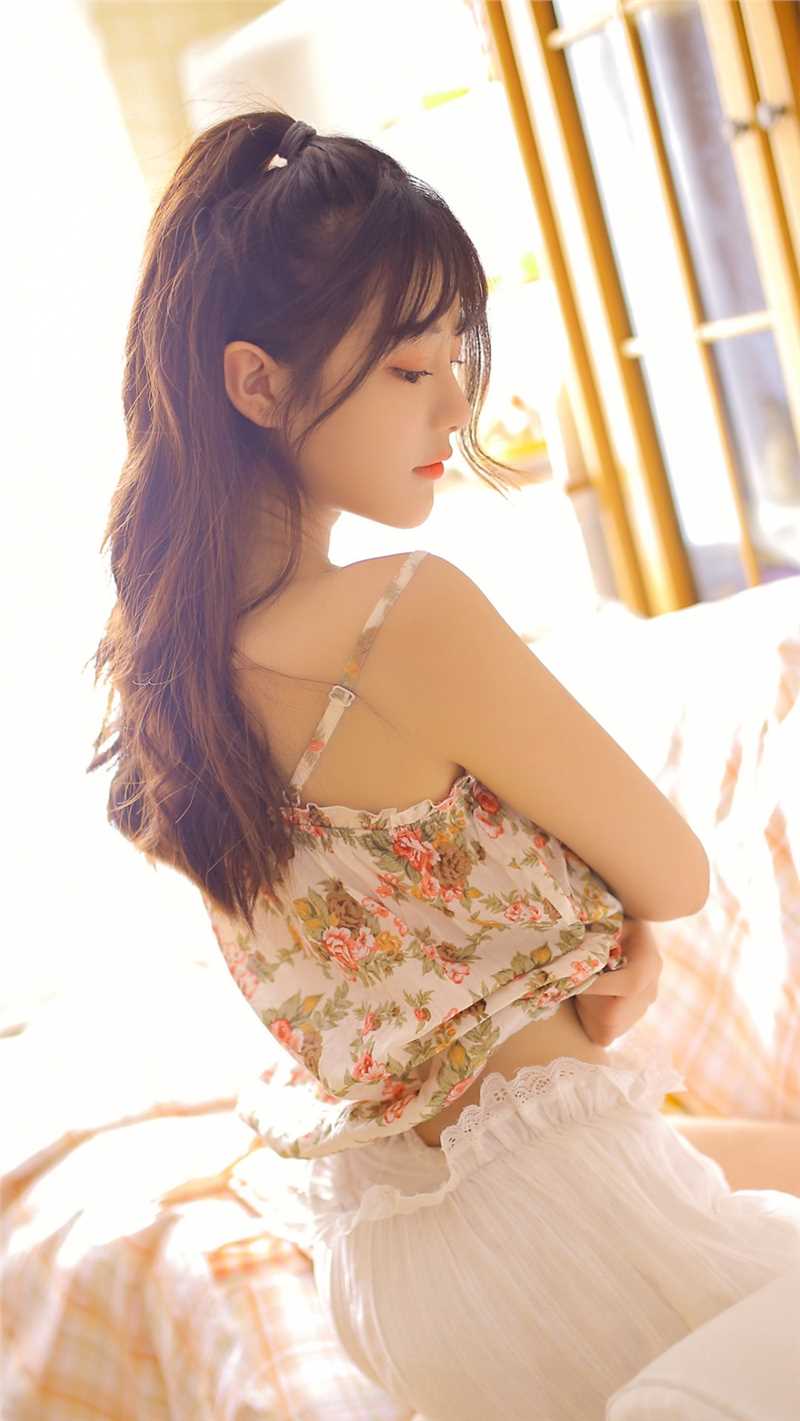 最全长腿美女碎花吊带性感壁纸