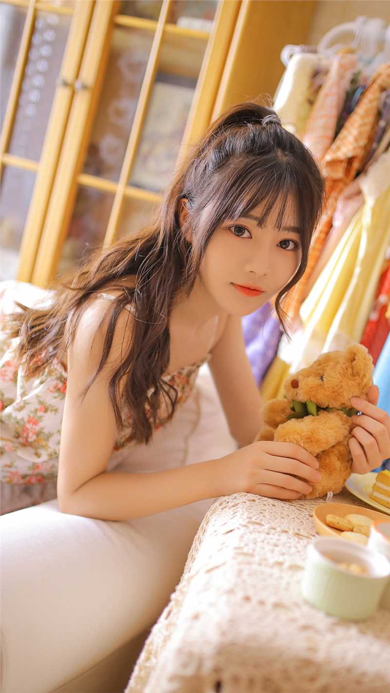 最全长腿美女碎花吊带性感壁纸