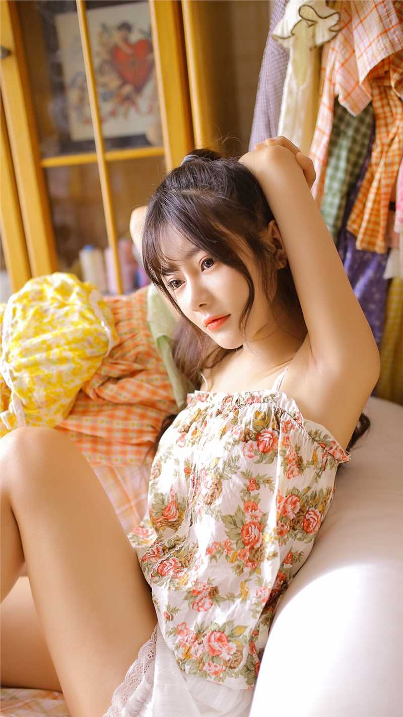 最全长腿美女碎花吊带性感壁纸