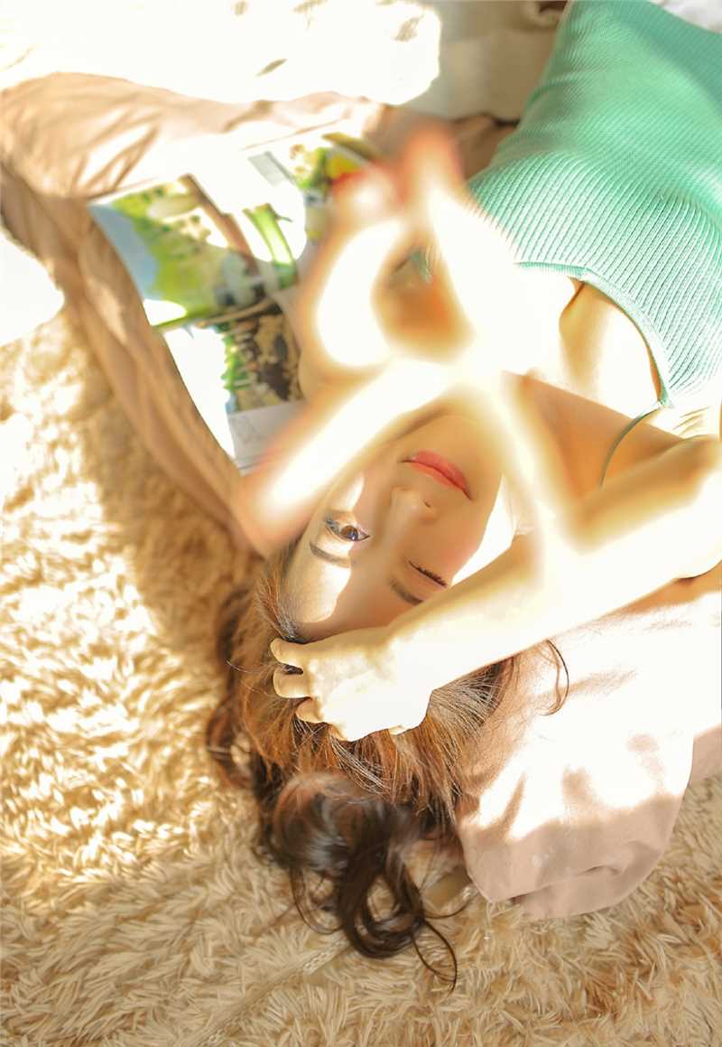 最新长腿美女绿色吊带性感壁纸