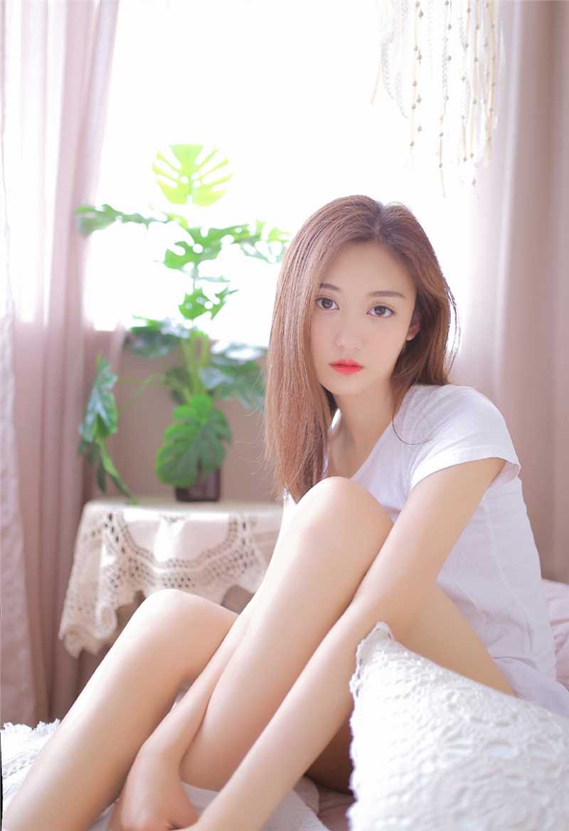 最新长腿美女绿色吊带性感壁纸