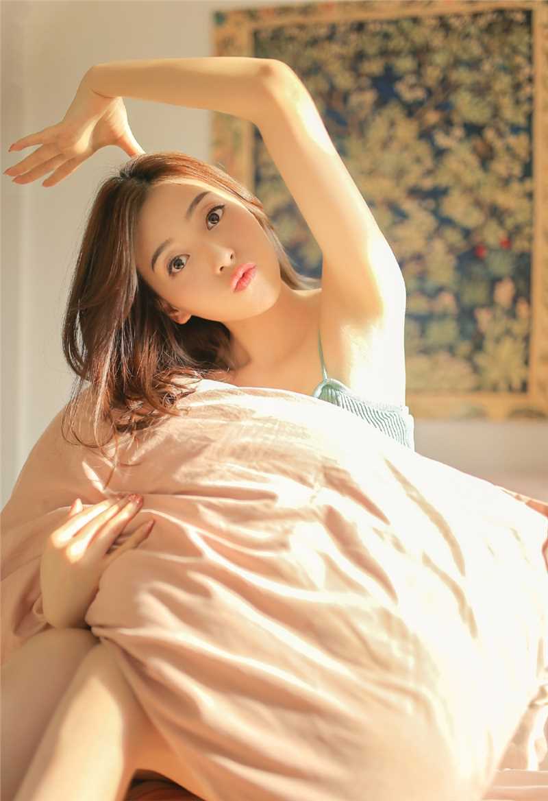 最新长腿美女绿色吊带性感壁纸