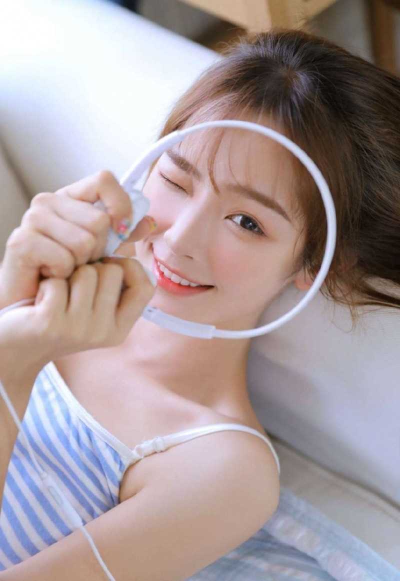 最新长腿美女运动风性感壁纸